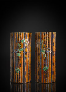 <b>Paar bambusförmige Pinselhalter mit 'Sancai'-Glasur in Relief dekoriert</b>