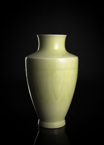 <b>Porzellanvase mit archaistischem Zikadendekor und lindgrüner Glasur</b>