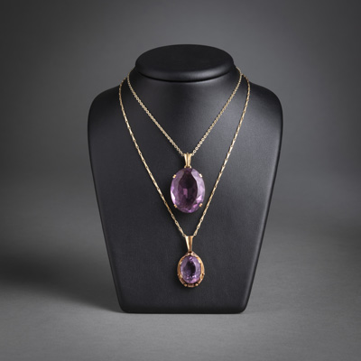 <b>Zwei Amethyst-Anhänger mit Ketten</b>