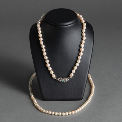 <b>Zwei Zuchtperlenketten</b>