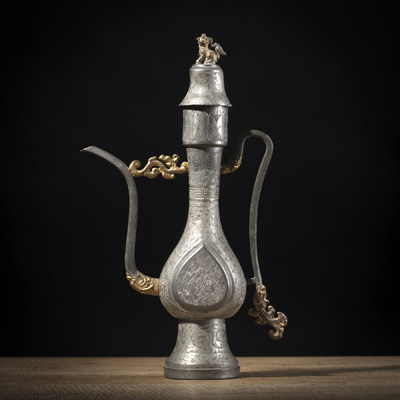 <b>AN ORIENTAL STYLE PEWTER EWER AND COVER</b>