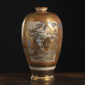 <b>Vase aus 'Satsuma'-Porzellan mit figuralem und Floraldekor</b>