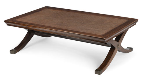 <b>Flacher Tisch mit kreuzförmigen Beinen und geflochtener Oberfläche</b>
