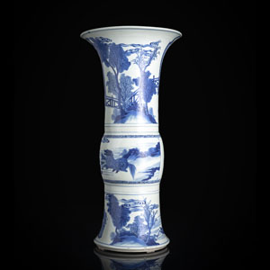 <b>'Gu'-förmige Porzellanvase mit unterglasurblauem Dekor von Figuren und Tieren</b>