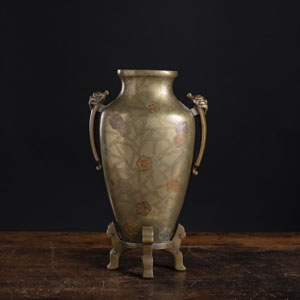 <b>Vierfüßige Bronzevase mit eingelegtem Dekor im Stil von gebrochenem Eis</b>