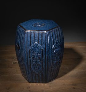 <b>Hexagonaler, blau glasierter Keramikhocker aus 'Shiwan'-Ware</b>