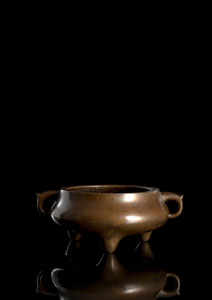 <b>Feiner dreifüßiger Weihrauchbrenner aus Bronze mit zwei Ringhenkeln, 'Yajinglu'</b>