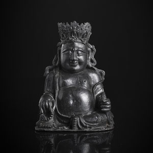 <b>Bronze des sitzenden Budai neben seinem Sack und Gebetskette</b>