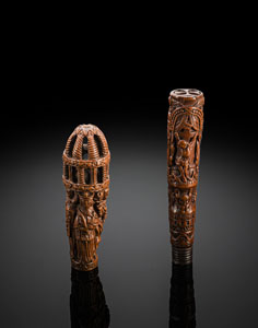 <b>Zwei Griffe von Stöcken aus hellbraunem Holz mit Reliefdekor</b>