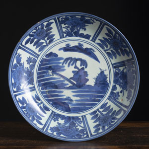 <b>Unterglasurblau dekorierter Arita-Teller mit Seelandschaft</b>