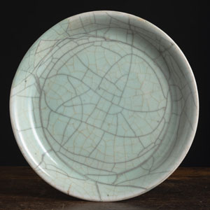 <b>A GUAN-GLAZED PORCELAIN DISH</b> <b>A GUAN-GLAZED PORCELAIN DISH</b>