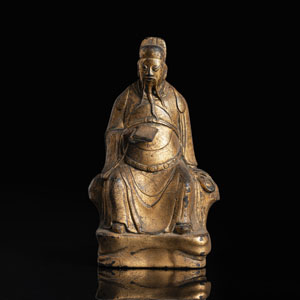 <b>Vergoldete Bronze eines sitzenden Würdenträgers mit Buch</b>