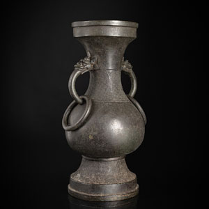 <b>Balustervase aus Bronze im archaischen Stil mit losen Ringhenkeln</b>