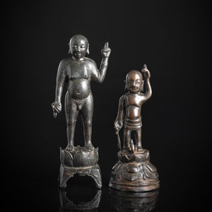 <b>Zwei Bronzen des Buddha als Knabe auf einem Lotus stehend</b>
