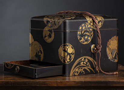 <b>Deckelkasten aus Lack mit schwarzem Fond und Goldmalerei, ein Schub mit Tuschstein und Wassertropfer als Schreibkasten</b>