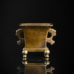 <b>A GOLD-COLORED BRONZE CENSER WITH HANDLES</b>