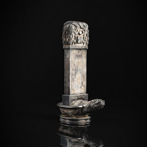 <b>Ahnenstele aus Silber mit Inschrift auf einer Schildkröte</b>