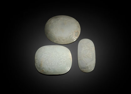 <b>Drei fein in Jade geschnitzte Plaketten, teils sehr dünnwandig gearbeitet</b>