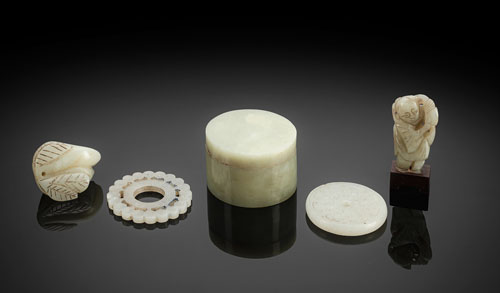 <b>A GROUP OF JADE CARVINGS: A CIRCULAR BOX AND COVER, A BI AND A PENDANT, A BOY FIGURE AND A PEACH</b>