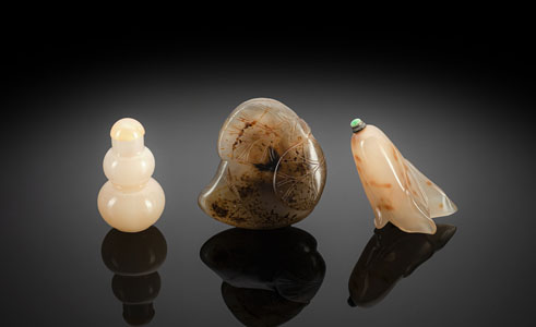 <b>A GROUP OF THREE CARVED AGATE SNUFFBOTTLES</b>