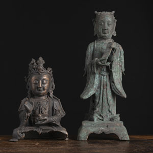 <b>Bronzefigur des sitzenden Guanyin und stehender Adorant aus Bronze</b>