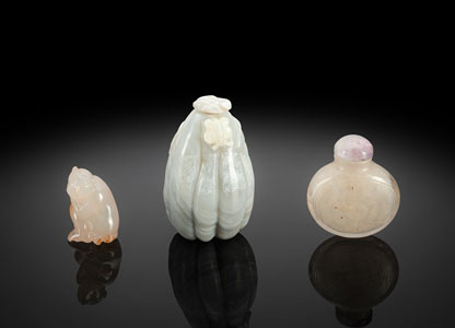 <b>A CARVED AGATE AND A CRYSTAL SNUFFBOTTLE AND AN AGATE CARVING OF A SEATED MONKEY</b>