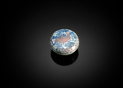 <b>A COPPER-RED AND BLUE AND WHITE DECORATED SEAL PASTE PORCELAIN BOX AND COVER</b>
