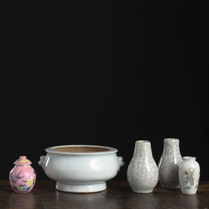 <b>FOUR SMALL PORCELAIN VASES AND A DEHUA CENSER</b> <b>FOUR SMALL PORCELAIN VASES AND A DEHUA CENSER</b>