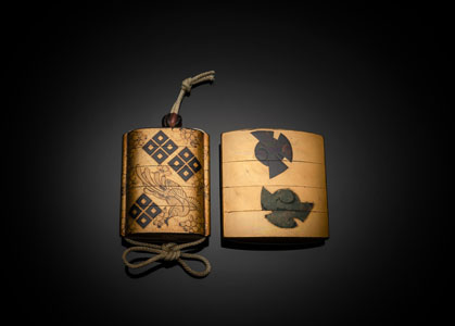 <b>Fünfteiliges Inro mit Phönixen auf Goldfond und vierteiliges Inro mit 'chidor' auf kinji</b>