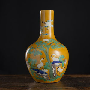 <b>A YELLOW-GROUND 'SANCAI' CRANES AND PINE BOTTLE VASE</b>