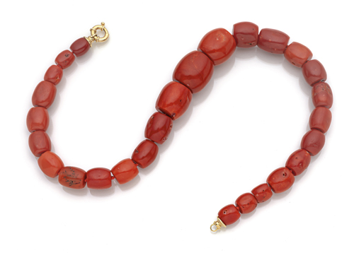 <b>A LARGE CORAL NECKLACE</b>