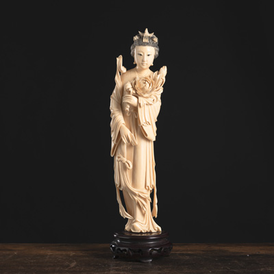 <b>A IVORY CARVED STANDING LADY WITH A PEONY BRANCH</b>
