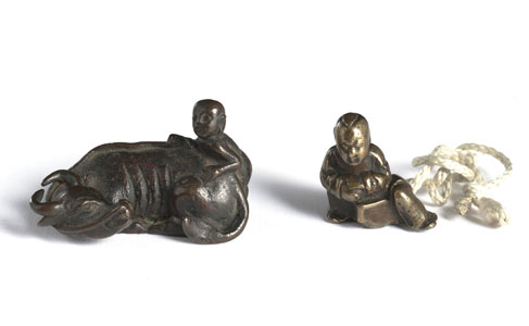 <b>Zwei kleine Bronzen als Netsuke: Knabe mit Büffel und ruhender Knabe</b>