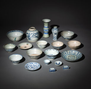 <b>Konvolut Blau-weiß-Porzellan u. a. mit drei Vasen, einem kleinen Teller mit Fischdekor und div. Schalen</b>