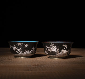 <b>A PAIR OF FLORAL CLOISONNÉ-ENAMEL BOWLS</b> <b>A PAIR OF FLORAL CLOISONNÉ-ENAMEL BOWLS</b>
