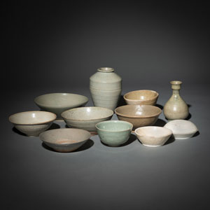 <b>Gruppe von Schalen und Vasen aus monochrom, teils Seladon-glasierter Keramik</b>