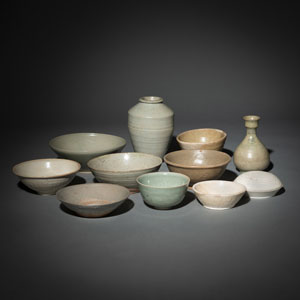 <b>A GROUP OF MONOCHROME CERAMIC VASES AND BOWLS</b>