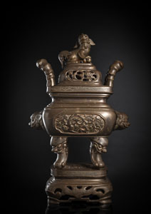<b>Großer Weihrauchbrenner aus Bronze mit bambusförmigen Handhaben, Bronzesockel und Fo-Löwen-Griff</b>