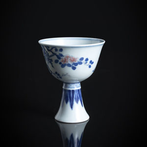 <b>A BLUE AND WHITE AND COPPER-RED DECORATED BIRD AND FLOWER BRANCH STEMCUP</b>