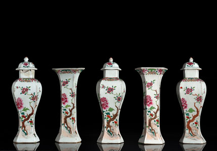 <b>A FIVE-PART FAMILLE ROSE GARNITURE WITH TWO VASES AND THREE VASES AND COVERS</b>
