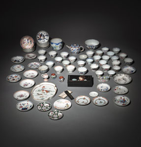 <b>A GROUP OF 'FAMILLE ROSE' AND 'IMARI' PORCELAIN CUPS, SAUCERS, BOWLS A.O.</b>