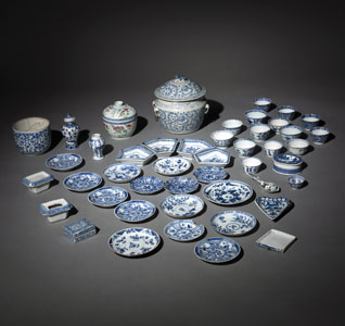 <b>Konvolut unterglasurblau dekoriertes Porzellan bestehend aus Tassen, Untertassen, Deckeldosen und Väschen</b>