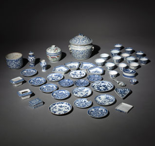 <b>A GROUP OF BLUE AND WHITE PORCELAIN BOXES, CUPS, SAUCERS, AND VASES</b>