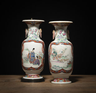 <b>Paar 'Kutani'-Porzellanvasen mit Figuren- und Floraldekor</b>