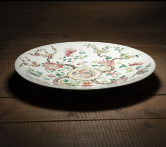 <b>A 'FAMILLE ROSE' PHOENIX MEDALLION PORCELAIN CHARGER</b>