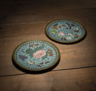 <b>A PAIR OF CLOISONNÉ-ENAMEL FLORAL DISHES</b> <b>A PAIR OF CLOISONNÉ-ENAMEL FLORAL DISHES</b>