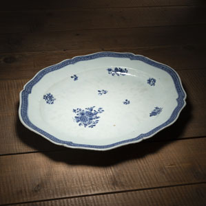 <b>SIX-LOBED BLUE AND WHITE PORCELAIN TUREEN PLATE</b> <b>SIX-LOBED BLUE AND WHITE PORCELAIN TUREEN PLATE</b>