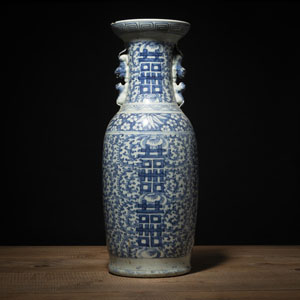<b>A LION-HANDLED BLUE AND WHITE PORCELAIN 'SHUANGXI' VASE</b> <b>A LION-HANDLED BLUE AND WHITE PORCELAIN 'SHUANGXI' VASE</b>