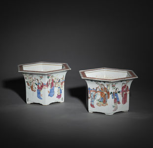 <b>A PAIR OF HEXAGONAL 'FAMILL ROSE' PORCELAIN JARDINIÈRES</b>