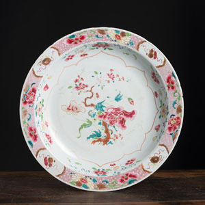 <b>A 'FAMILLE ROSE' FLORAL PORCELAIN CHARGER</b> <b>A 'FAMILLE ROSE' FLORAL PORCELAIN CHARGER</b>